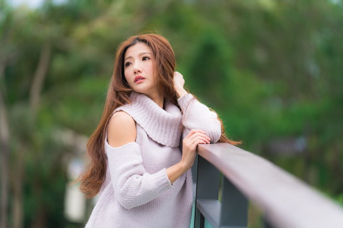 4k Asian Bokeh Glance Sweater Hands Brown Haired Hd Wallpaper Rare Gallery