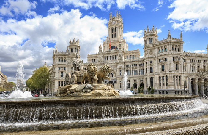 Sibeles Fountain and Palace in Madrid 4K