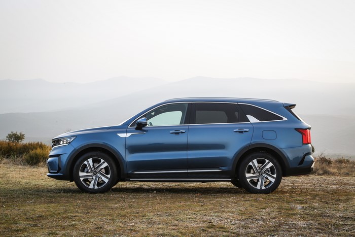 KIA Sorento Plug-in Hybrid (MQ4) Metallic Blue Side View