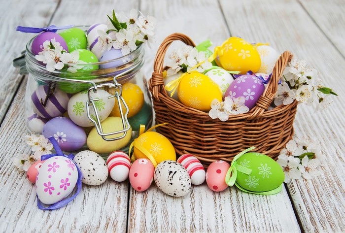 Easter eggs in a jar and basket with flowers