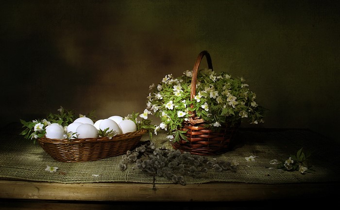 Easter eggs and flowers in wicker baskets