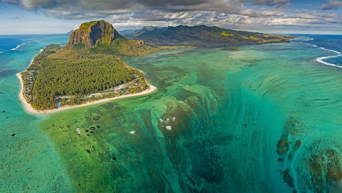 Le Morne Brabant mountain and turquoise lagoon, Mauritius