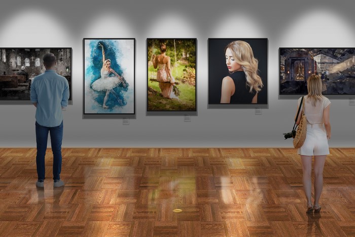 4K Art Gallery Featuring Men and Women Indoors