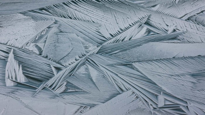 Abstract ice patterns on a surface