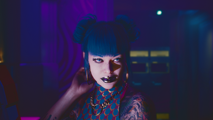 Woman with blue hair and tattoos in Cyberpunk 2077