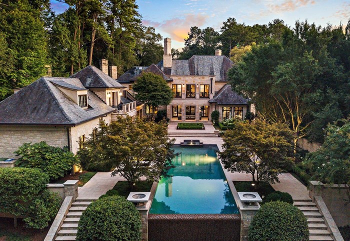 Luxury mansion with swimming pool and trees in Atlanta