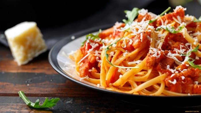 Pasta with tomato sauce and grated cheese