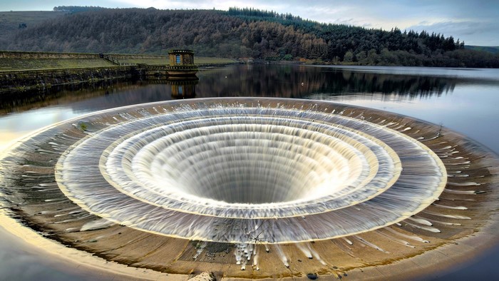 Circular overflow drain in a dam with water flowing