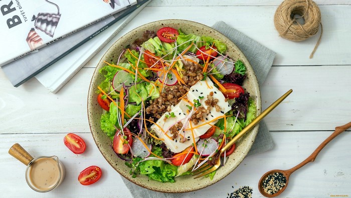 Salad with tofu, tomatoes, and vegetables