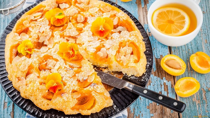 Apricot cake with almonds and tea