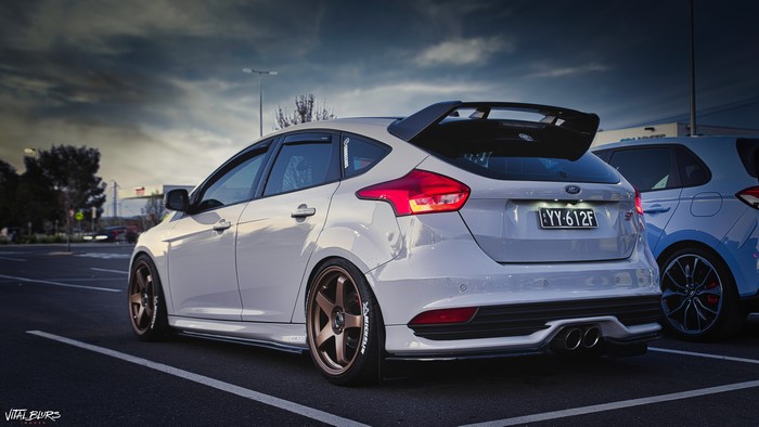 4K Ford Focus ST with bronze wheels in a car park
