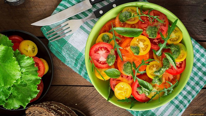 Tomato salad with pesto and basil