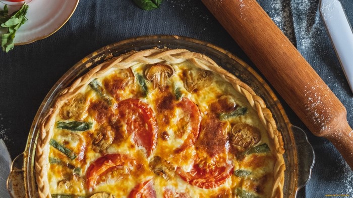 Vegetable quiche with tomatoes and mushrooms