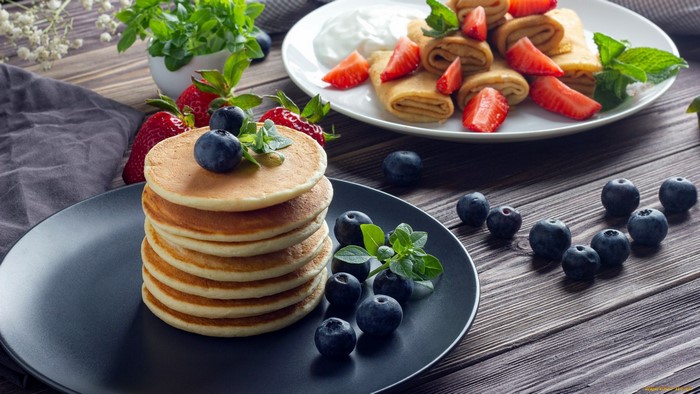 Pancakes with strawberries and blueberries
