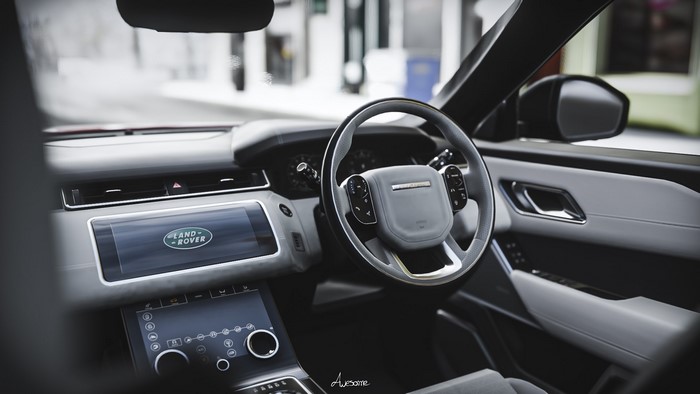 Interior of a Land Rover Range Rover from Forza Horizon 4
