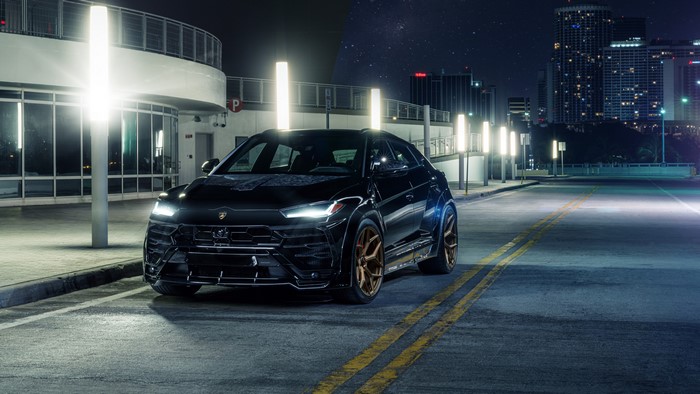 4K Lamborghini Urus SUV at Night