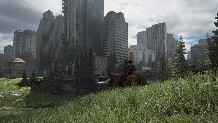 Ellie from The Last of Us 2 on horseback in a ruined city