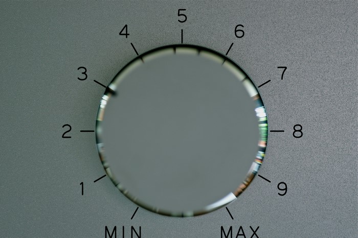 Close-up of a gray rotary dial with numbers and MIN/MAX settings