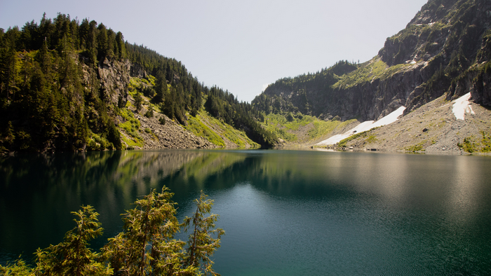 Lake surrounded by mountains and trees in Washington