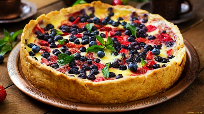 Berry tart with strawberries and blueberries