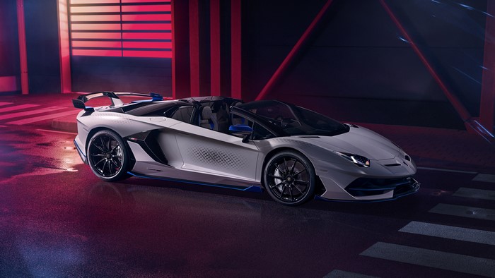 4K white Lamborghini Aventador SVJ Roadster at night