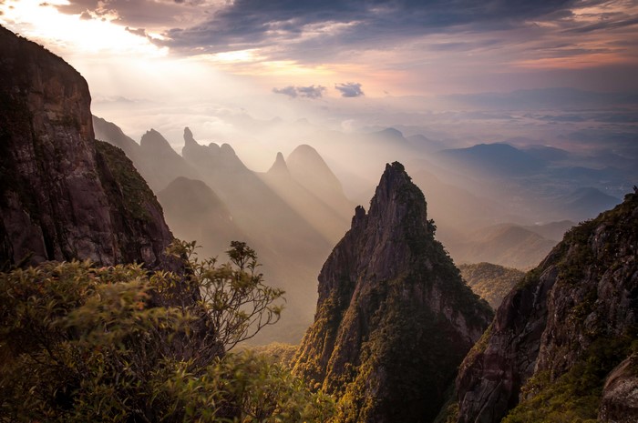 4K Mountains with Sun Rays Landscape