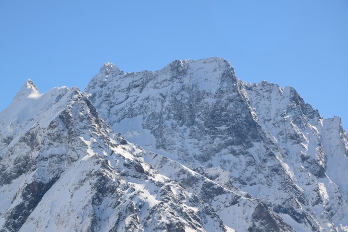 4K snow-covered mountains under clear sky