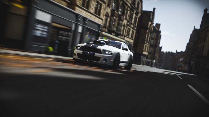 White Ford Shelby GT500 with racing stripes in Forza Horizon 4