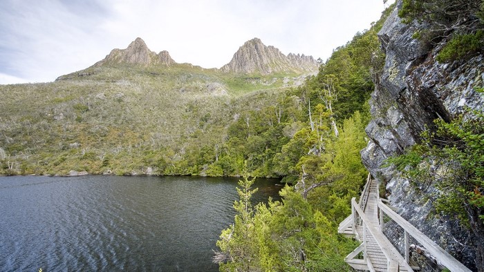 Dove Lake Circuit with Cradle Mountain and boardwalk