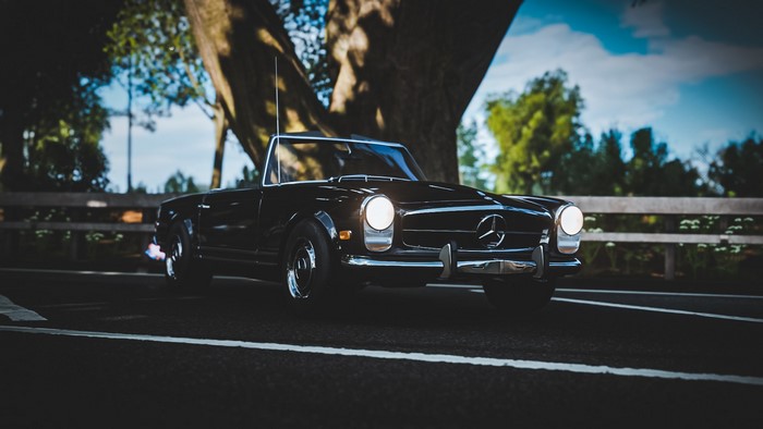Black Mercedes-Benz 280SL Convertible in Forza Horizon 4