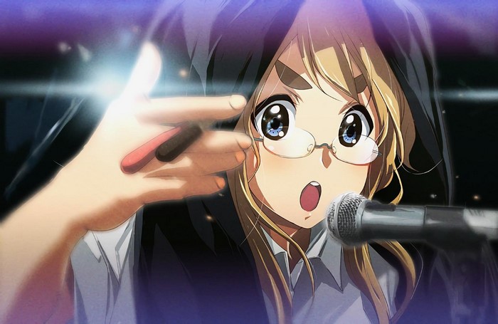 Mugiwara from K-ON! singing into a microphone