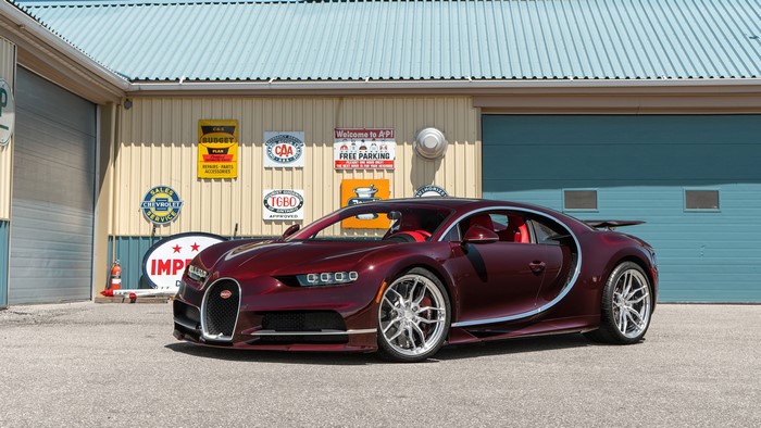 4K Bugatti Chiron in front of a garage