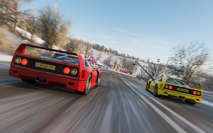 Two Ferrari F40s racing on a snowy road in Forza Horizon 4