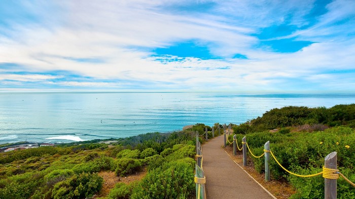 Coastal path overlooking the ocean in San Diego, California