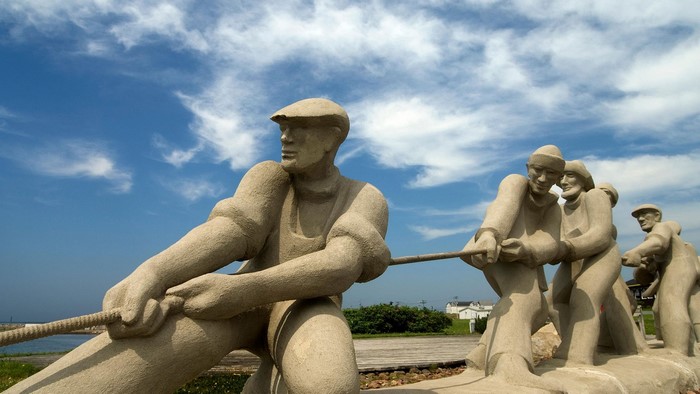 Statue of people pulling a rope