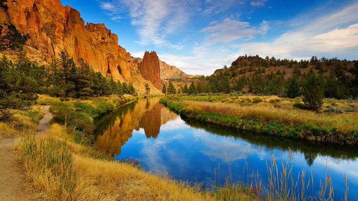 River flowing through a rocky canyon in Oregon