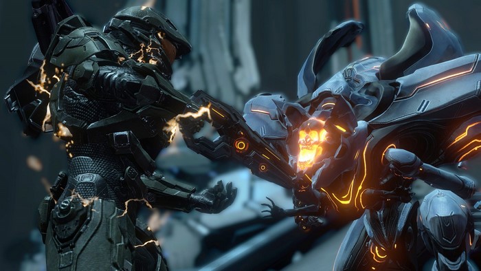 Master Chief fighting a Promethean in Halo 4