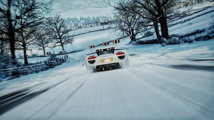 Porsche 918 Spyder driving on a snowy road in Forza Horizon 4