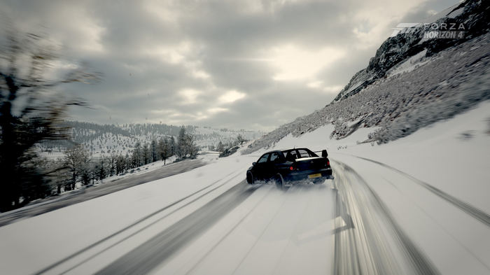 Mitsubishi Lancer Evolution VIII drifting in snow in Forza Horizon 4