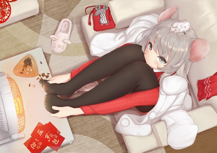 Mouse girl holding her feet with a mouse on her head