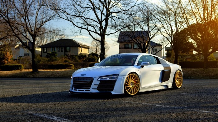 White Audi R8 Type 42 with gold wheels