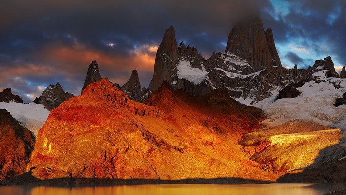 Monte Fitz Roy mountains with glacier and lake at sunset