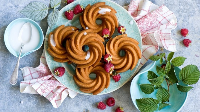 Bundt cakes with raspberries and icing
