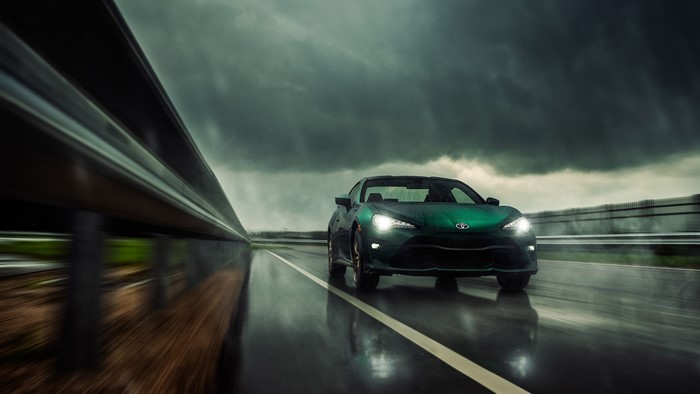 4K Toyota GT86 driving on a wet road