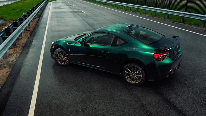 4K Toyota GT86 with colored wheels on a wet road