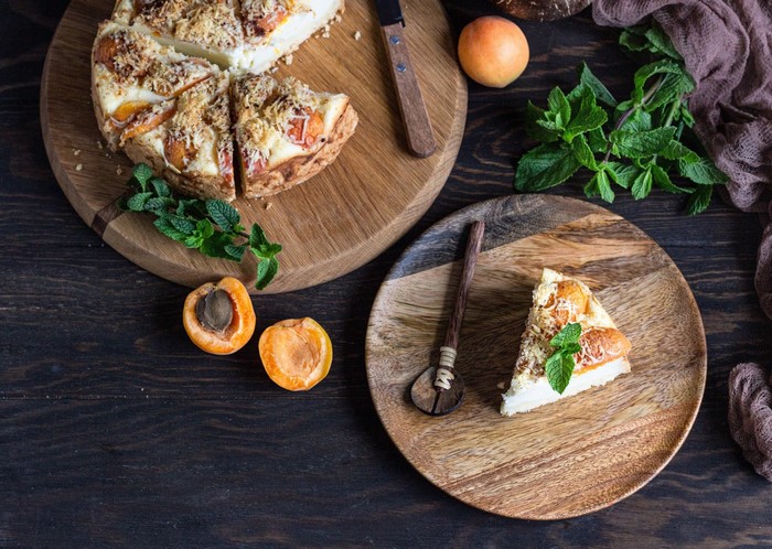 Apricot cheesecake with mint and fresh apricots