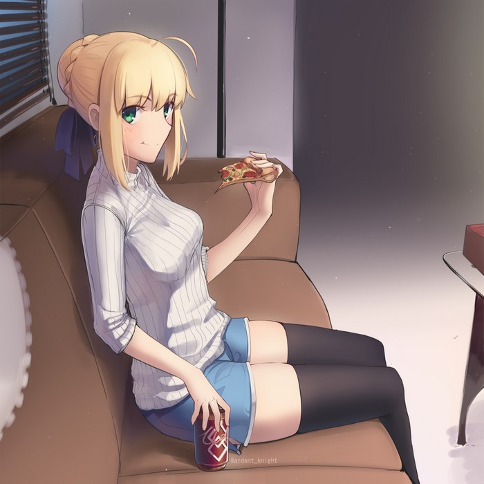 Saber from Fate/Stay Night eating pizza