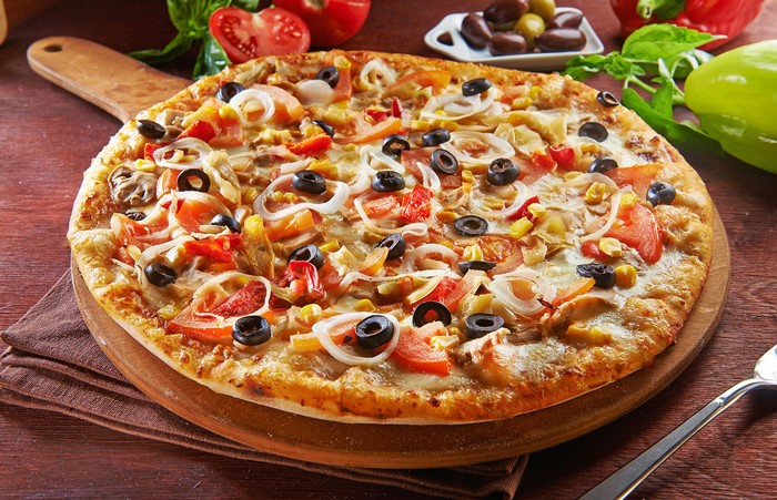 Vegetable pizza with olives and tomatoes
