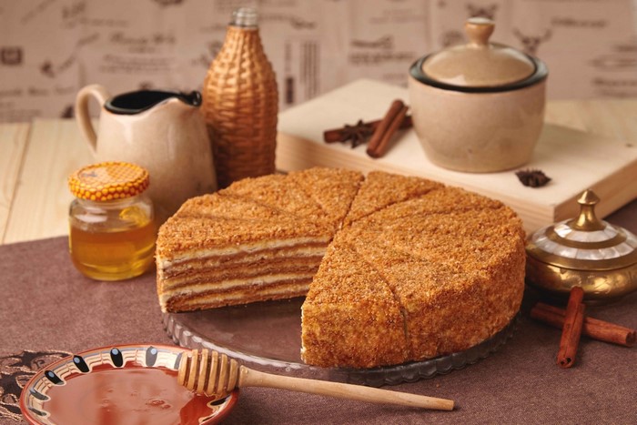 Honey cake with honey and cinnamon sticks
