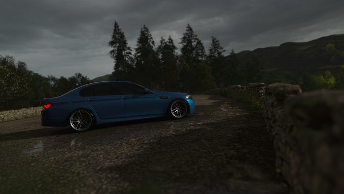 Blue BMW 5 Series F10 in Forza Horizon 4